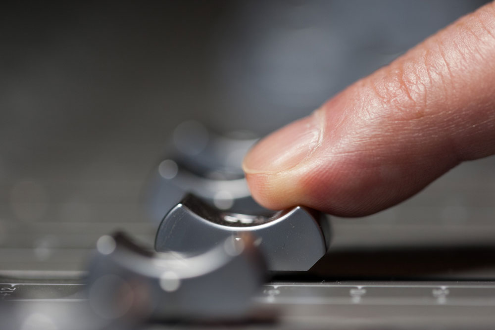 Fader mit Finger.